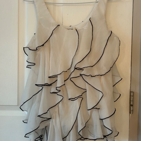 Vintage White Flowy Top with Black Trim Detail - Picture 3 of 3